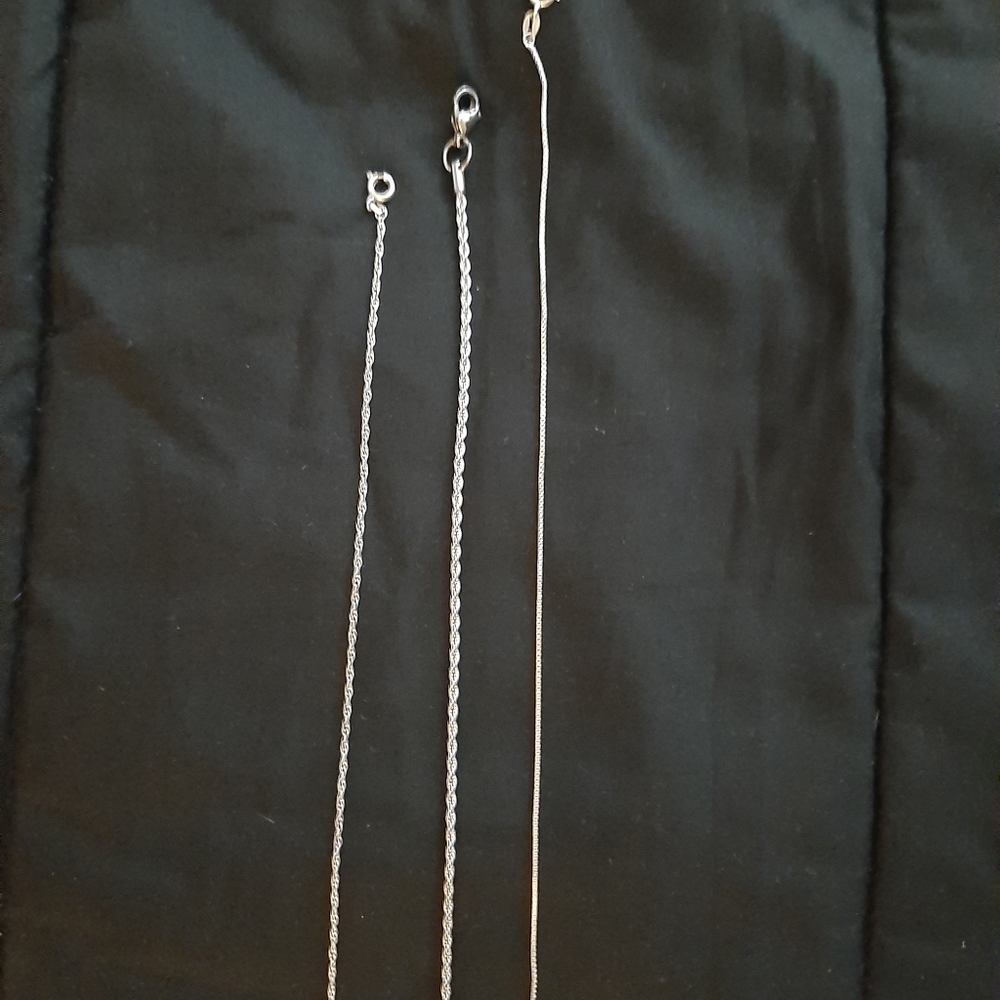 3 925 silver chains.